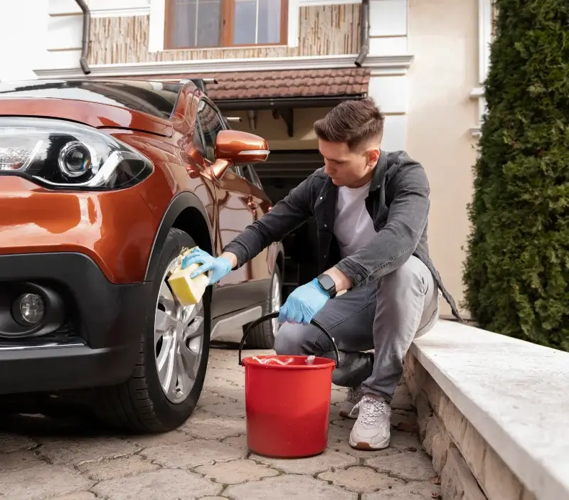 Lavage auto à domicile Chezal-Benoît : professionnel intervenant sur un véhicule